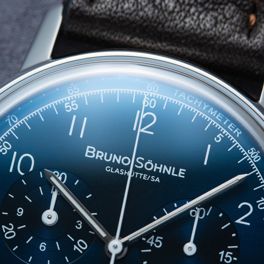 Bruno Söhnle Bergamo Chronograph 17-13237-331 – Produktaufnahme der blauen Herrenuhr mit mokkafarbenem Lederband