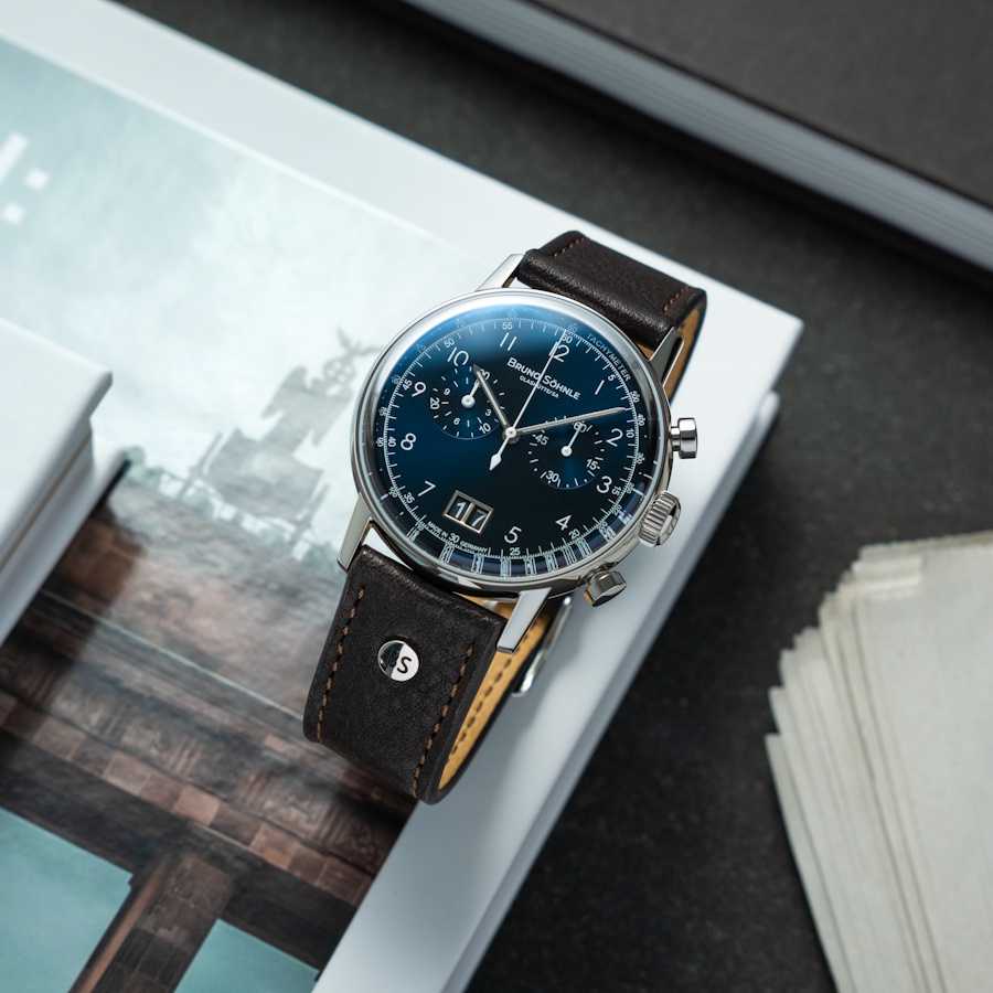 Bruno Söhnle Bergamo Chronograph 17-13237-331 – Produktaufnahme der blauen Herrenuhr mit mokkafarbenem Lederband